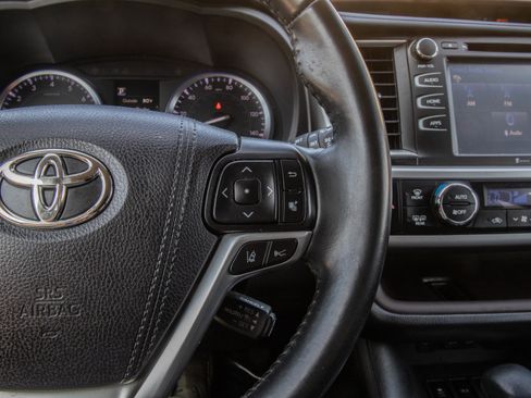 Used 2019 Toyota Highlander XLE AWD/4WD image 27