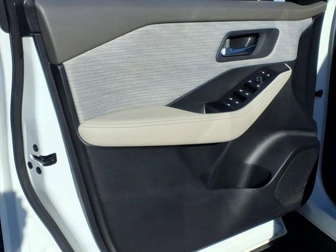 Used 2023 Nissan Rogue SV image 16