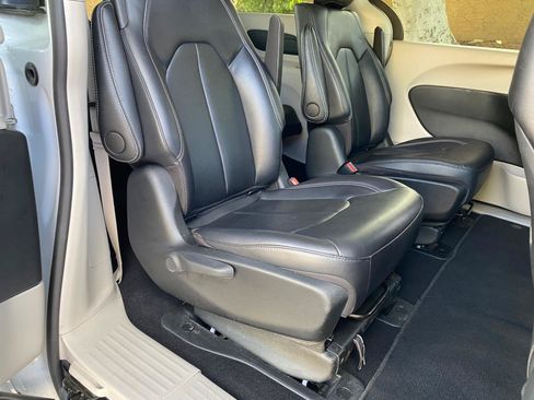 Used 2024 Chrysler Pacifica Limited FWD image 40