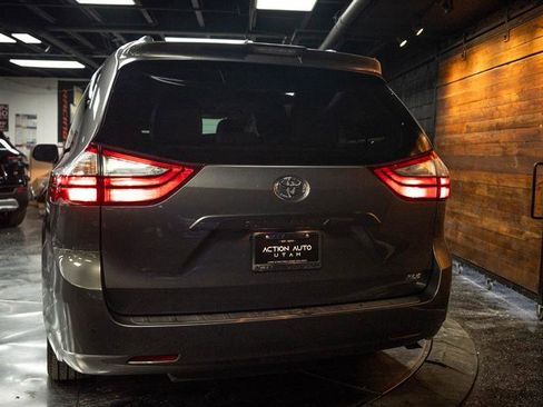 Used 2019 Toyota Sienna XLE w/ XLE Navigation Package FWD image 6