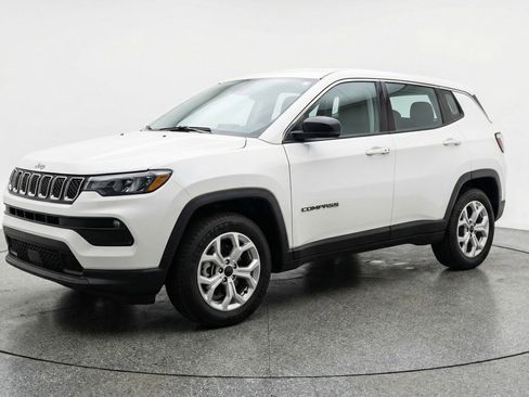 Used 2025 Jeep Compass Latitude image 3