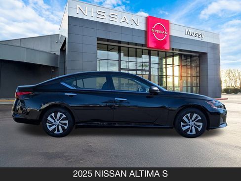 Used 2025 Nissan Altima 2.5 S image 6