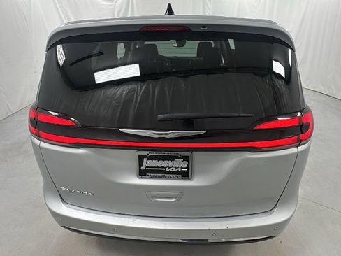 Used 2024 Chrysler Pacifica Touring-L image 4