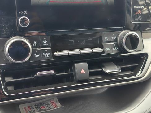 Used 2023 Toyota Highlander L AWD/4WD image 29