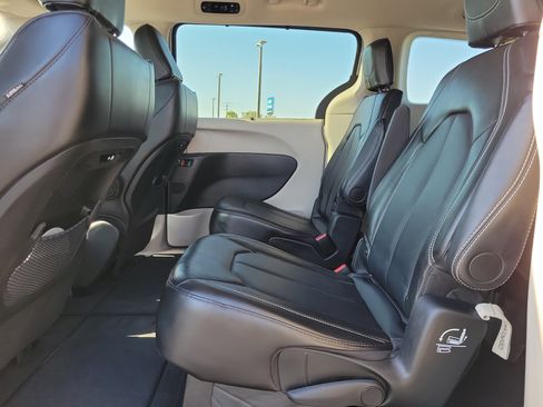 Used 2024 Chrysler Pacifica Touring-L image 11