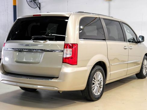 Used 2016 Chrysler Town & Country Touring-L FWD image 9