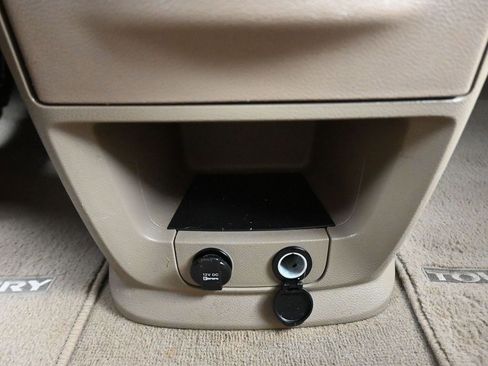 Used 2014 Chrysler Town & Country Touring image 21