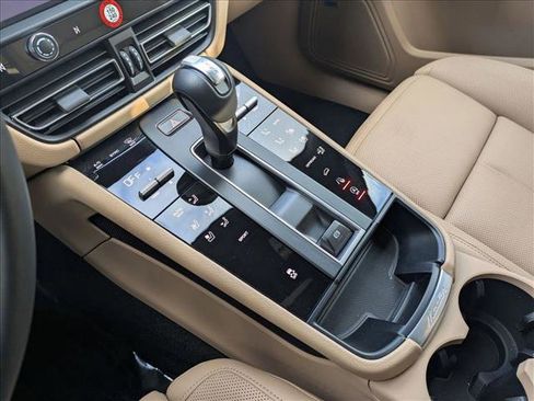 Used 2025 Porsche Macan image 12