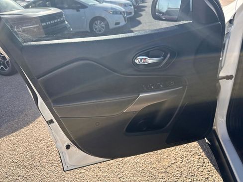 Used 2019 Jeep Cherokee Latitude w/ Popular Appearance Group FWD image 11