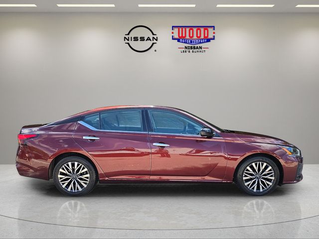 Used 2024 Nissan Altima 2.5 SV FWD image 2