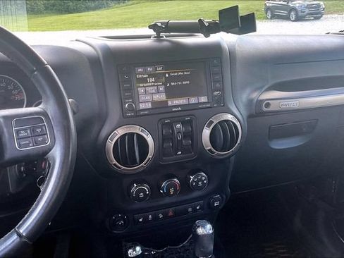 Used 2017 Jeep Wrangler Unlimited Sahara AWD/4WD image 6
