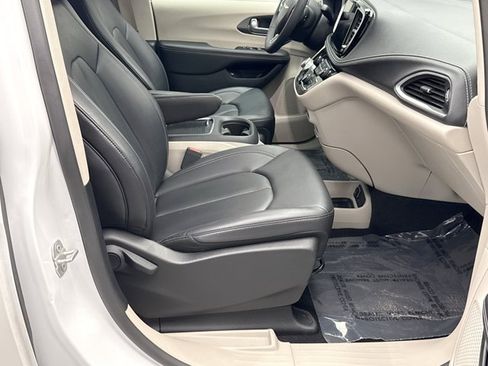 Used 2024 Chrysler Pacifica Limited FWD image 17