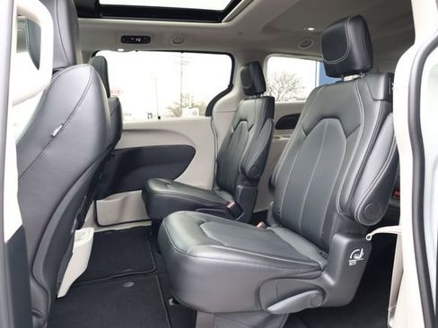 Used 2024 Chrysler Pacifica Touring-L image 22