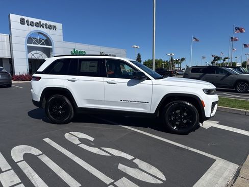 New 2026 Jeep Grand Cherokee Altitude image 3