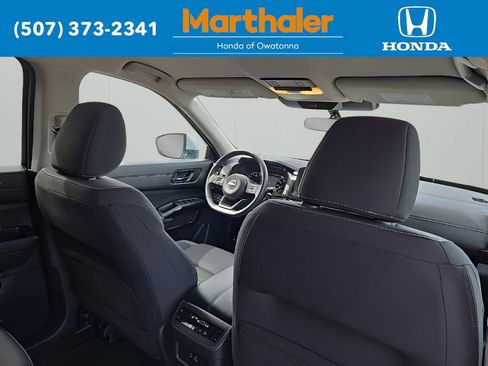 Used 2025 Nissan Pathfinder SV FWD image 18