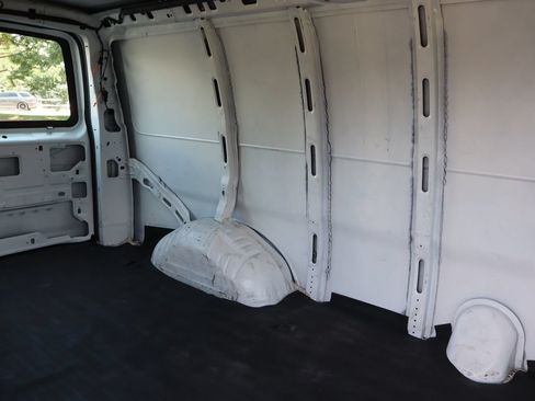 Used 2018 Chevrolet Express 2500 Extended RWD image 17