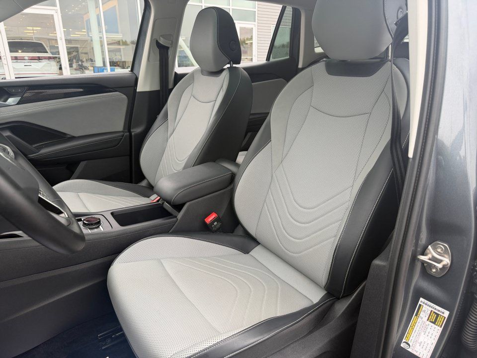 Certified 2026 Volkswagen Tiguan SE w/ Panoramic Sunroof Package AWD/4WD image 30