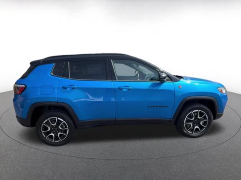 Used 2025 Jeep Compass Trailhawk AWD/4WD image 16