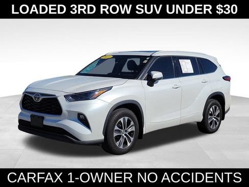 Used 2022 Toyota Highlander XLE AWD/4WD image 2