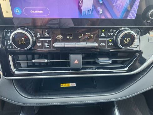 Certified 2025 Toyota Highlander Platinum AWD/4WD image 18