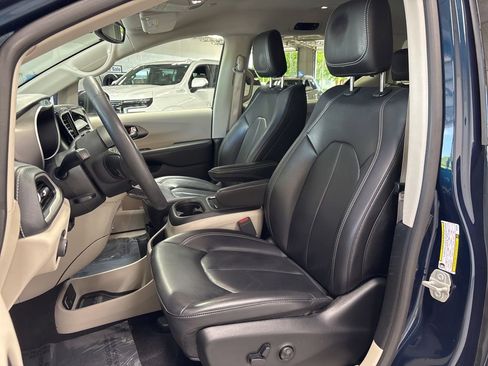 Used 2023 Chrysler Pacifica Touring-L FWD image 9