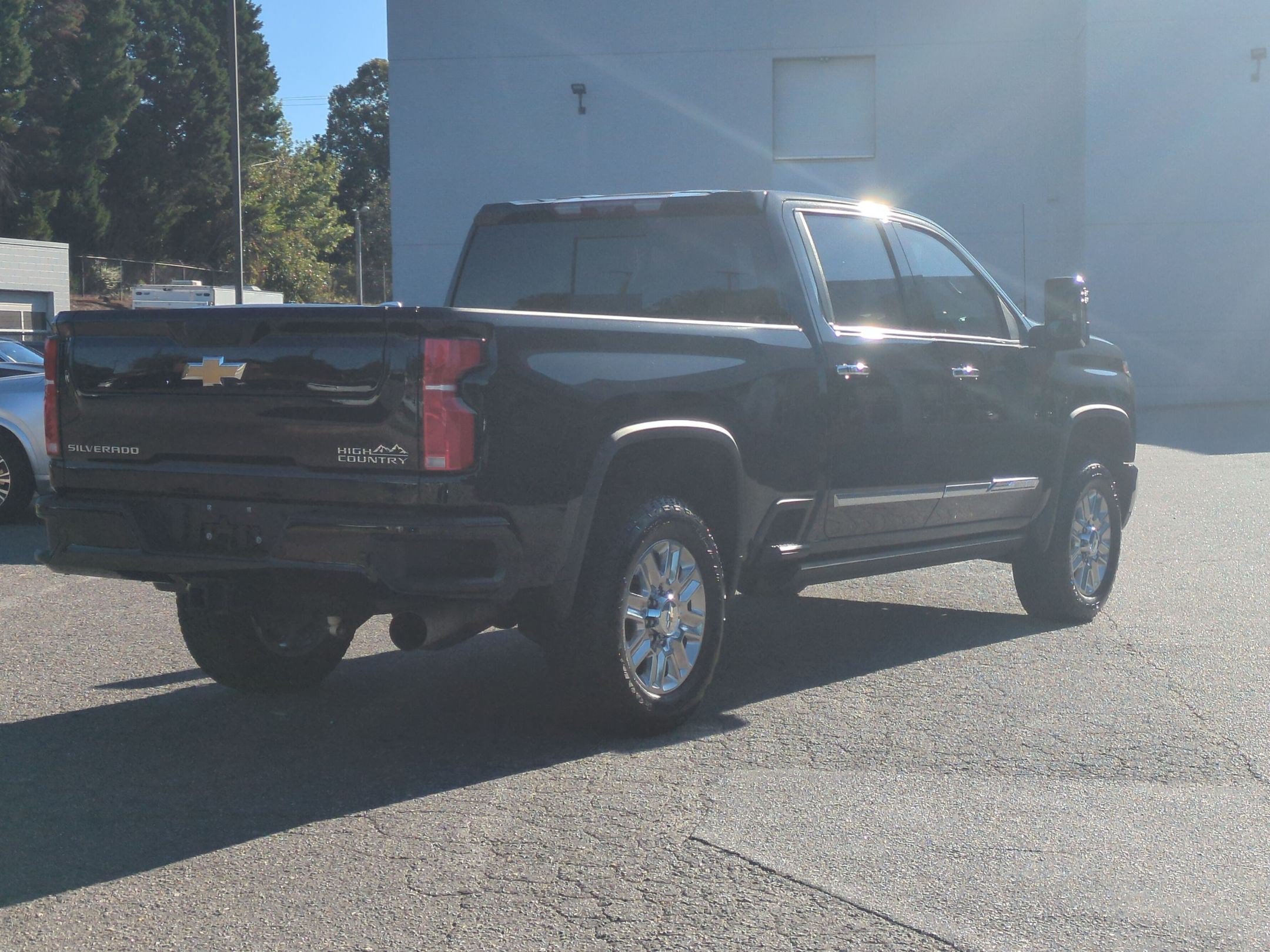 Used 2024 Chevrolet Silverado 2500 High Country w/ High Country Premium Package AWD/4WD image 3