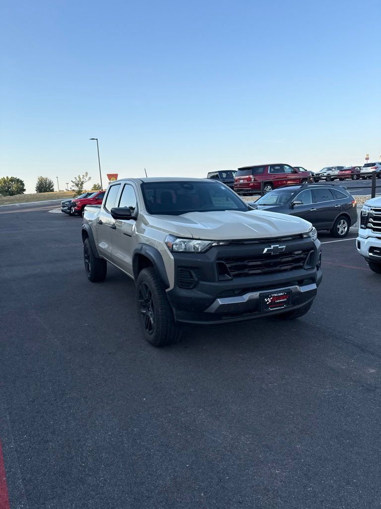 Used 2024 Chevrolet Colorado Trail Boss w/ Technology Package AWD/4WD image 4