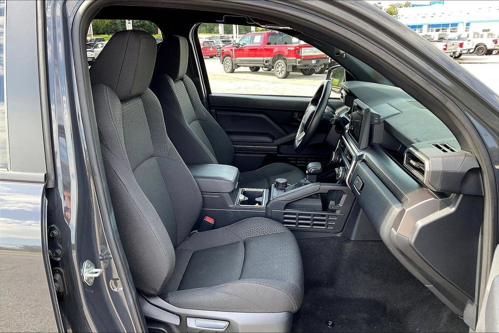 Used 2025 Toyota 4Runner SR5 AWD/4WD image 15