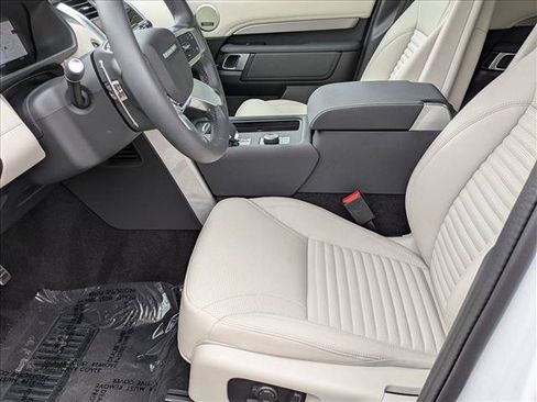 Certified 2025 Land Rover Discovery Dynamic SE AWD/4WD image 17