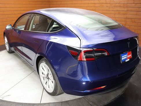Used 2022 Tesla Model 3 Standard Range image 10