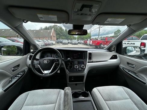 Used 2018 Toyota Sienna LE FWD image 24