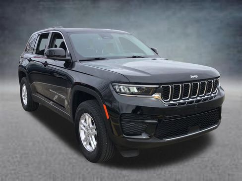 Used 2023 Jeep Grand Cherokee Laredo image 12