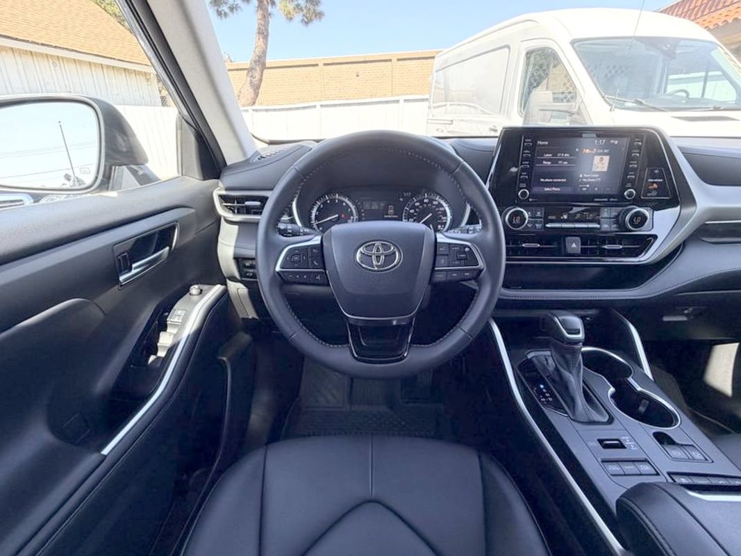Used 2021 Toyota Highlander XLE AWD/4WD image 35