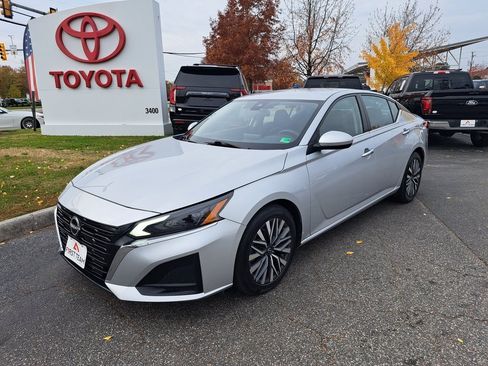 Used 2023 Nissan Altima 2.5 SV image 2