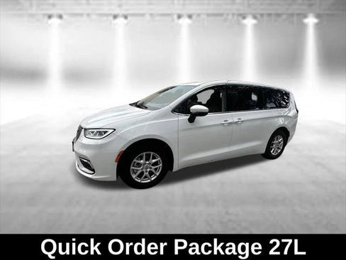 Certified 2023 Chrysler Pacifica Touring-L FWD image 3