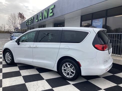 Used 2022 Chrysler Voyager LX image 5