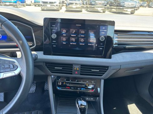 Used 2025 Volkswagen Jetta SE FWD image 17