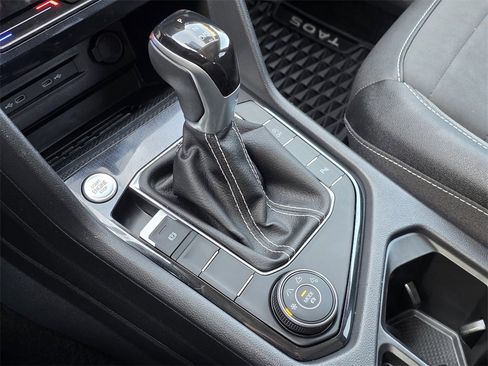 Used 2025 Volkswagen Taos SE image 17