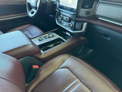 Used 2024 Ford Expedition Limited image 34
