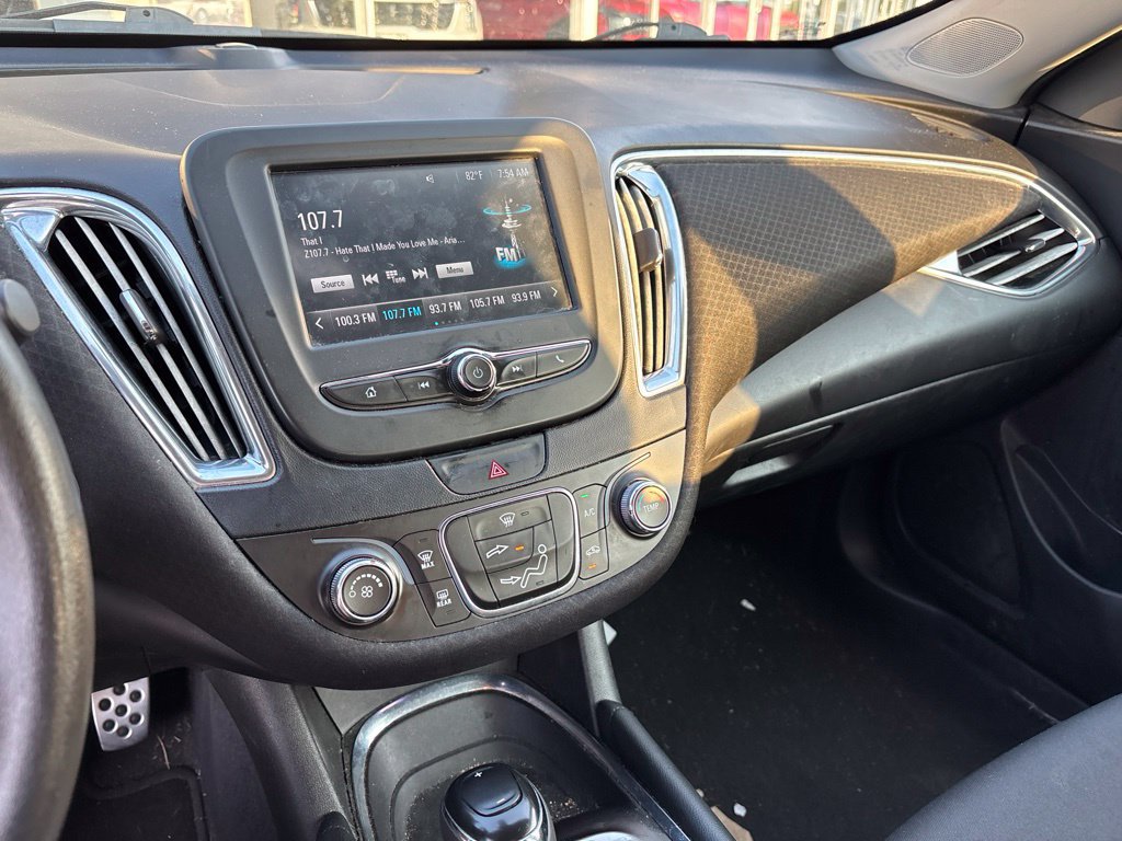 Used 2017 Chevrolet Malibu LT FWD image 9
