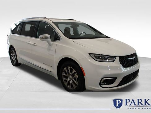 Used 2024 Chrysler Pacifica Pinnacle image 1