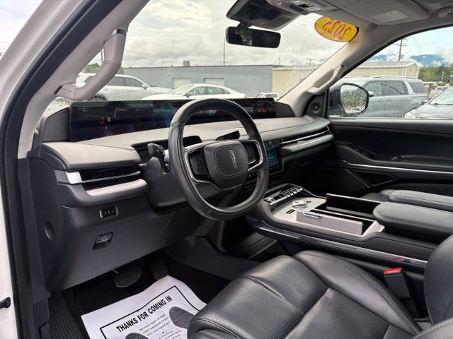 Used 2025 Lincoln Navigator Reserve AWD/4WD image 3
