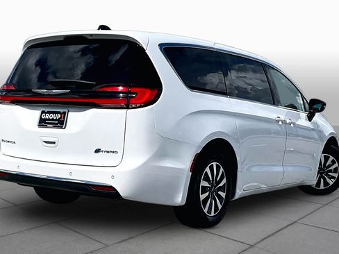 Used 2024 Chrysler Pacifica Limited FWD image 13