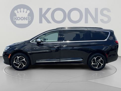 Used 2023 Chrysler Pacifica Limited w/ Uconnect Theater Family Group AWD/4WD image 7