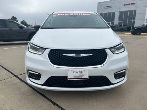 Used 2024 Chrysler Pacifica Touring-L image 2