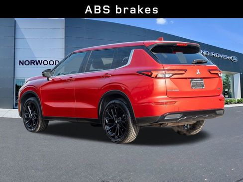 Used 2023 Mitsubishi Outlander SE Black Edition image 6