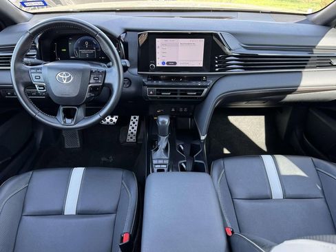 Used 2025 Toyota Camry SE image 2