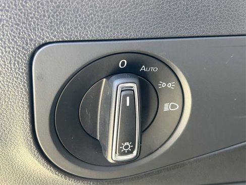 Used 2022 Volkswagen Tiguan SE image 28