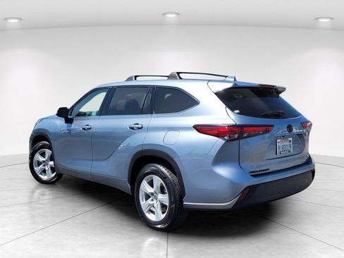 Used 2021 Toyota Highlander LE FWD image 6