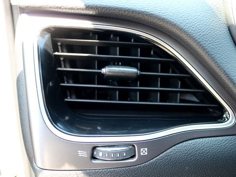 Used 2020 Jeep Cherokee Limited image 20